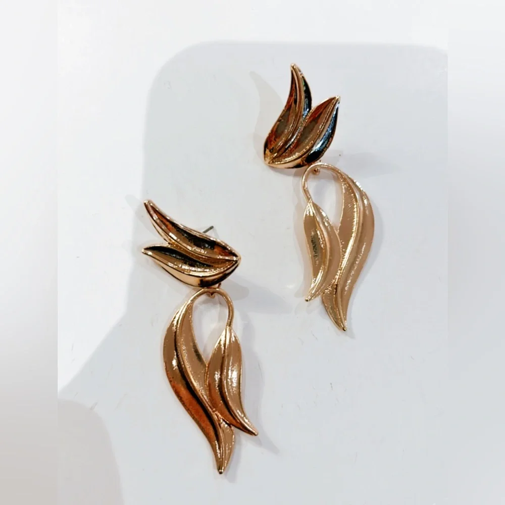 gold dangle drop earrings H42